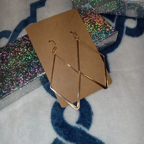 5 for $10 Gold Tone Like New Triangle Dangle Earrings - Picture 2 of 5